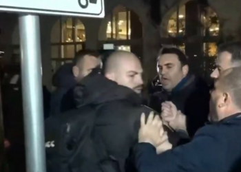 Deputetët e PD rrahin policin e veshur civil