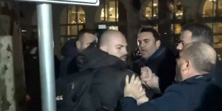 Deputetët e PD rrahin policin e veshur civil