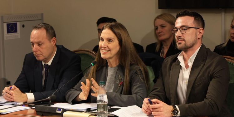 Kumbaro: Nga shtatori nis zbatimi i kurrikulës së re me 171 tekste për klasat e para, gjashta dhe të dhjeta