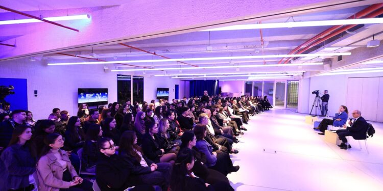 Kumbaro: 444 studentë ekselentë do të marrin pagë minimale