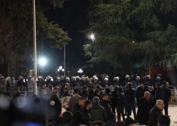 Protesta e opozitës, 25 persona të shoqëruar në polici