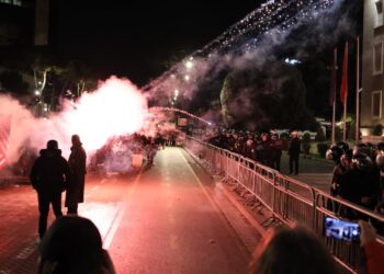 Protesta e 20 shkurtit mbyllet me të njëjtin skenar: Akuza politike, molotovë, ujë dhe gazë lotësjellë
