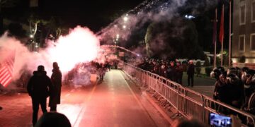 Protesta e 20 shkurtit mbyllet me të njëjtin skenar: Akuza politike, molotovë, ujë dhe gazë lotësjellë