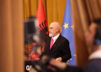 Rama: Prokurorët e SPAK shpërndajnë fletëthirrje si ‘bileta teatri’