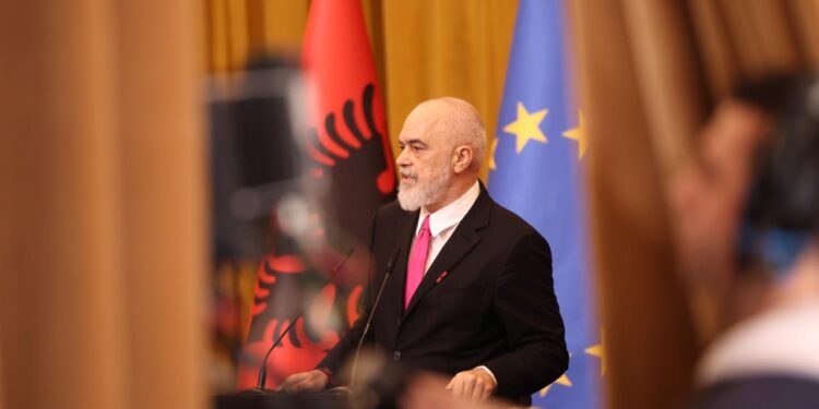 Rama: Prokurorët e SPAK shpërndajnë fletëthirrje si ‘bileta teatri’