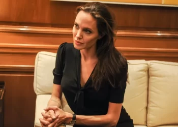 Përse Angelina Jolie po përgatitet të largohet nga SHBA me fëmijët e saj binjakë?