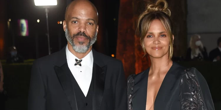 Halle Berry thyen heshtjen, konfirmon fejesën e shumëpërfolur