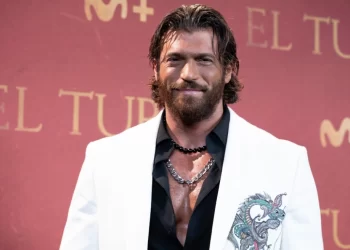 E papritur në Sanremo! Can Yaman bashkëprezanton, sytë nga Eurovision 2026