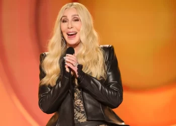 Gabimi skenik i Cher në Grammy shpalli një artist të ndjerë si fitues