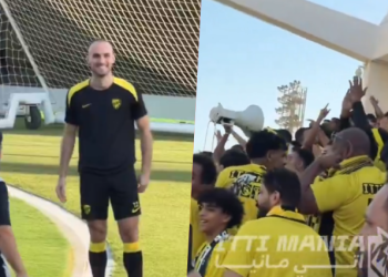 VIDEO/ Tifozët këndojnë për Mario Mitaj, atmosferë fantastike te Al Ittihad