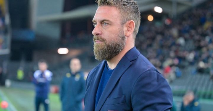 “Ky s’është futboll, rregullorja është shtrembëruar”, De Rossi i mërzitur: Genoa nuk e meritoi humbjen ndaj Napolit