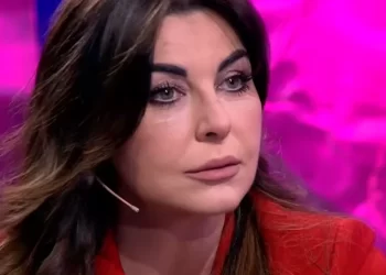 Gazetarja Jonida Shehu rrëfen me lotësh humbjen e prindërve: E gjeja veten duke i shkruar mamit mesazhe pas vdekjes