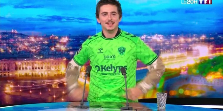 Timothée Chalamet “prezanton” fanellën e re të Saint-Etienne në televizionin francez!