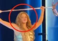 Shakira pëson incident, përdredh kyçin e dorës dhe rrëzohet në koncert