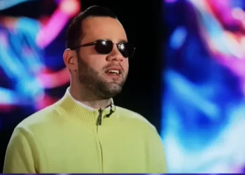 Historia e një djali të verbër që po i hap sytë Shqipërisë