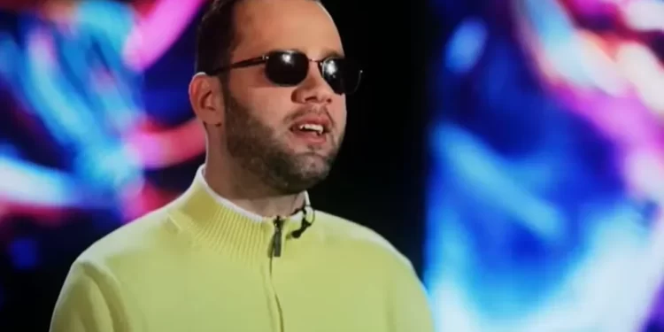 Historia e një djali të verbër që po i hap sytë Shqipërisë