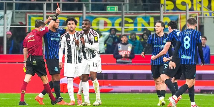 Kaosi në derbin e Italisë, La Penna rrezikon dënim shembullor, shpëton Bastoni