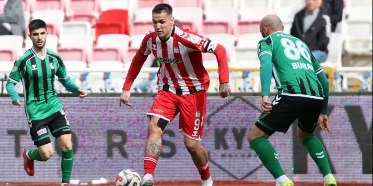 Sërish protagonist, Rey Manaj shkëlqen në Turqi, gol dhe assist për fitoren e Sivasspor