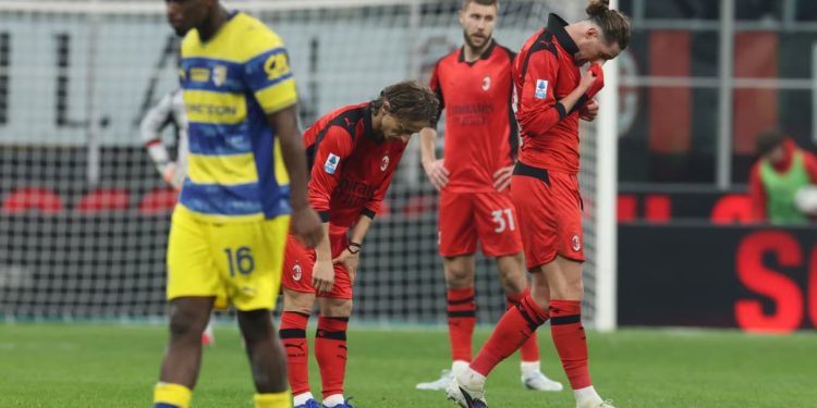 FOTO/ Milan bën “vetëvrasje” në “San Siro”, Parma i thyen mes protestave dhe akuzave, arratiset Inter (VIDEO)