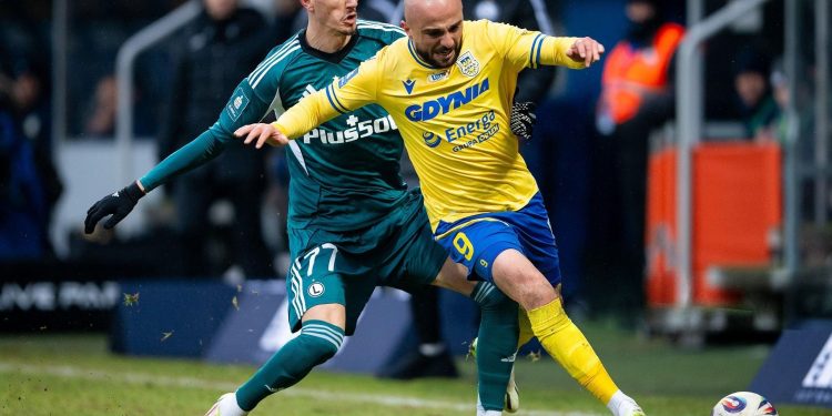 Përballje dramatike, futbollisti shqiptar dhuron dy asiste në minutat e fundit (VIDEO)