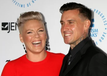 Pink mohon thashethemet për divorc me Carey Hart: Lajm i rremë