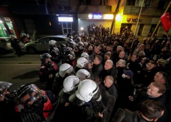 Molotov dhe marshim pa fjalime: Protesta e PD përfundon me përplasje me policinë dhe pikëpyetje për qëllimin