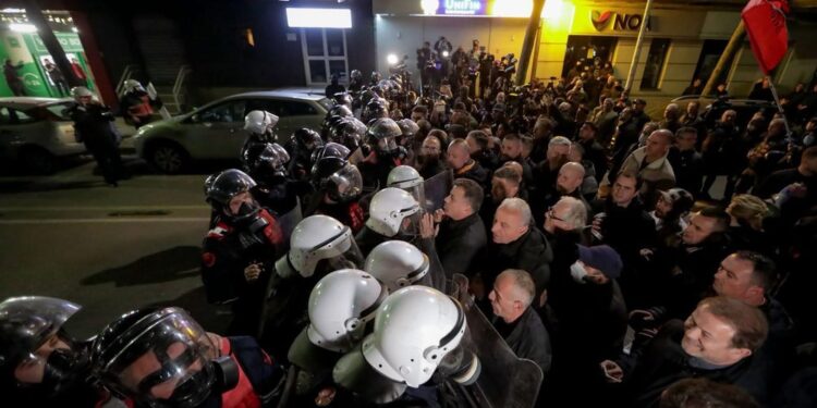 Molotov dhe marshim pa fjalime: Protesta e PD përfundon me përplasje me policinë dhe pikëpyetje për qëllimin