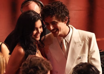 Biseda e tensionuar e Timothee Chalamet dhe Kylie Jenner gjatë ndarjes së çmimeve Oscar deshifrohet nga një lexues buzësh