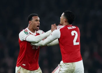 Arsenali ndëshkon Chelsean dhe udhëheq Premier League, triumf zemre në derbin e Londrës