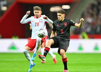 VIDEO/ Shqipëria udhëheq në Poloni, Hoxha i dhuron kryesimin kombëtares