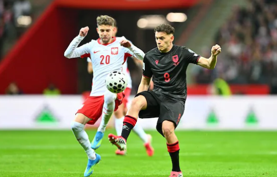 VIDEO/ Shqipëria udhëheq në Poloni, Hoxha i dhuron kryesimin kombëtares