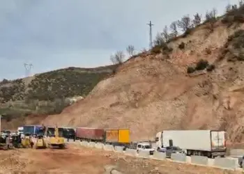 Hapet rruga drejt juglindjes, rinis qarkullimi i mjeteve pas 11 ditësh bllokim