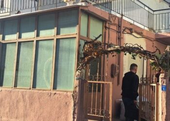 Gjysmë e zhveshur me një rrip rreth qafës, 59-vjeçarja gjendet e vdekur në banesë