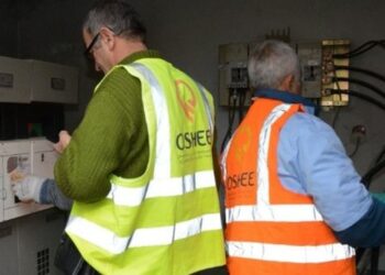 OSHEE “zgjidh qesen”, rrit rrogat për elektricistët dhe inxhinierët