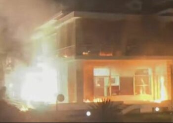 Momenti kur militantët e PD-së “i vënë flakën” ish vilës së Enver Hoxhës në Bllok (VIDEO)