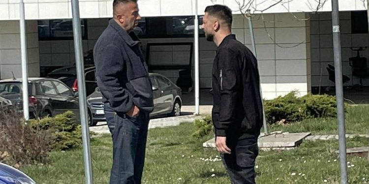 Pamje nga seanca dëgjimore ndaj Gjestit, i pranishëm edhe babai i tij