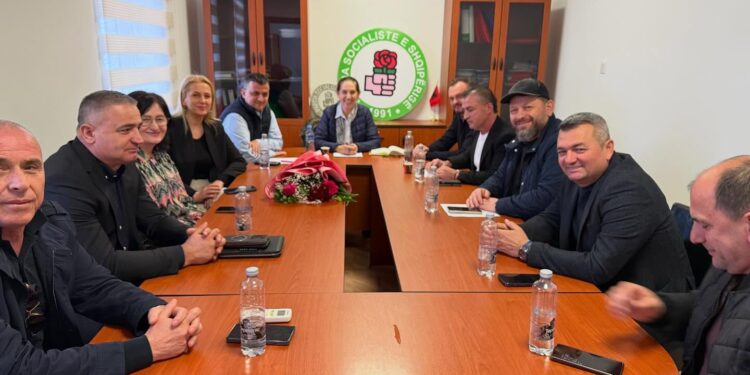 Kumbaro mbledh deputetët dhe kryebashkiakët në Gjirokastër: Projekte të reja në të katër cepat e qarkut