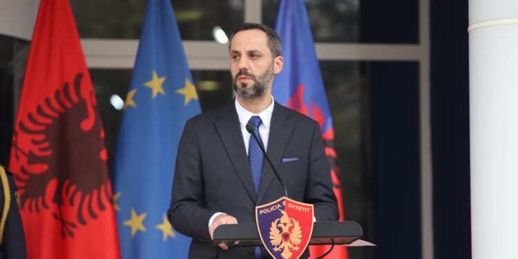 Prezantohet Drejtori i ri, ministri Lamallari: Policia e Shtetit, institucion në shërbim të qytetarëve, jo mbi ta. Garant i rrugëtimit drejt BE