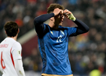 VIDEO/ Kosovë dinjitoze në pjesën e parë, traversa ndal Asllanin në “Fadil Vokrri”