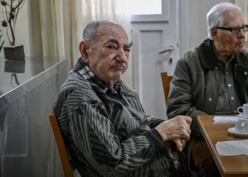 Studimi: Të jetosh me njerëz të vështirë mund të të plakë më shpejt