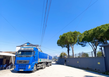 Kapet kamioni me 30 ton misër pa faturë në rrugën Levan-Tepelenë: E bleva në Sarandë!