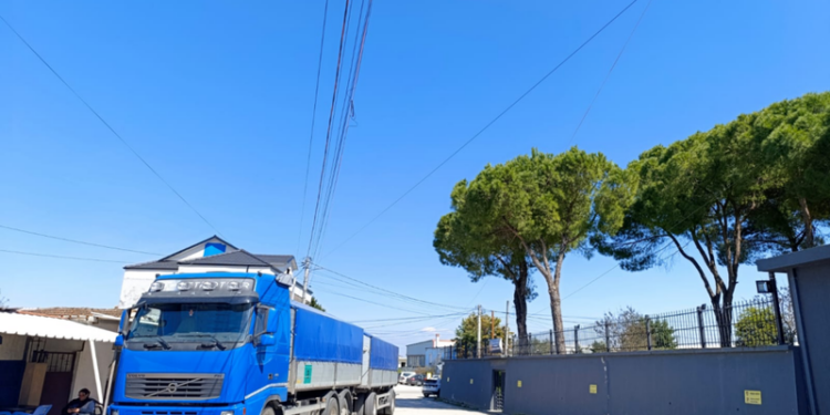Kapet kamioni me 30 ton misër pa faturë në rrugën Levan-Tepelenë: E bleva në Sarandë!