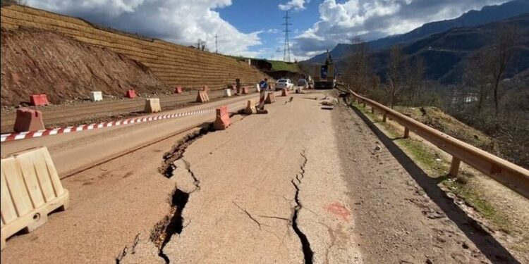 ARRSH: Nesër hapet rruga alternative Librazhd-Prrenjas!