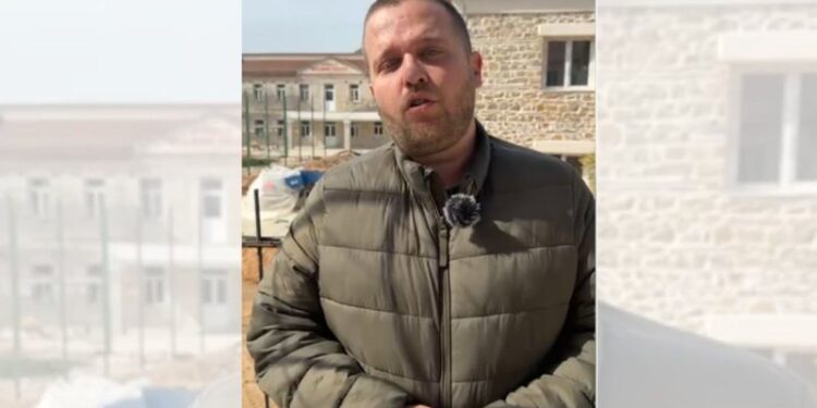 I riu u godit më thikë në një gjimnaz në Delvinë, deputeti i PS: Fëmijët e Delvinës nuk janë material për politikën e ditës