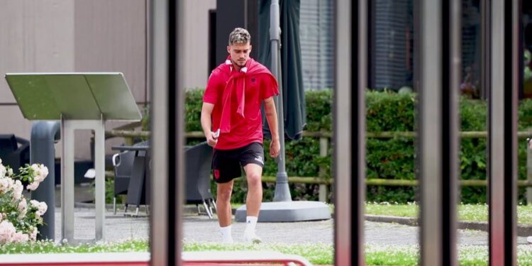 Luajti vetëm 8 minuta kundër Polonisë, Muçi largohet nga grumbullimi i Kombëtares