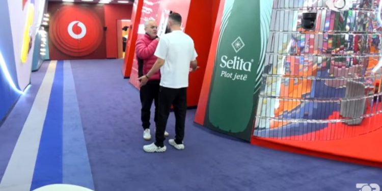 “Pse s’ka zarf të zi?”- Miri shtyn në mes të kuzhinës Artanin!