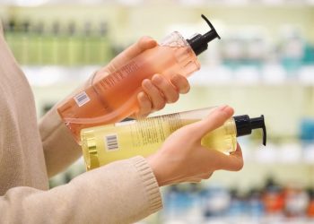 Shampot e shtrenjta nuk janë gjithmonë më të mira për flokët, ekspertët shpjegojnë arsyet