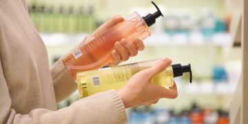 Shampot e shtrenjta nuk janë gjithmonë më të mira për flokët, ekspertët shpjegojnë arsyet