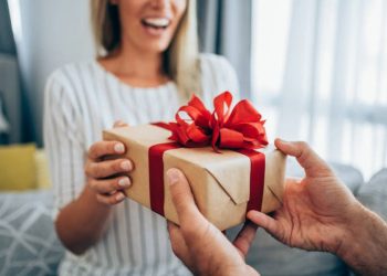 Nëse ende nuk e keni gjetur, po ju sjellim një listë me ide dhuratash për 8-Marsin