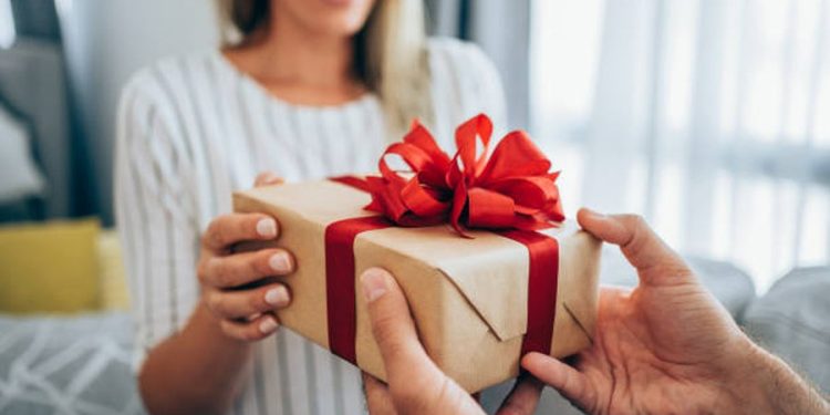 Nëse ende nuk e keni gjetur, po ju sjellim një listë me ide dhuratash për 8-Marsin